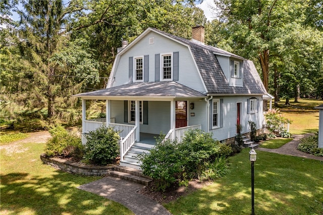 view of front of home featuring a front yard and covered porch