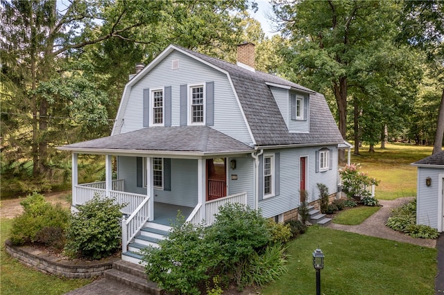 view of front of home featuring covered porch and a front lawn