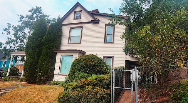 view of front of property with a front yard