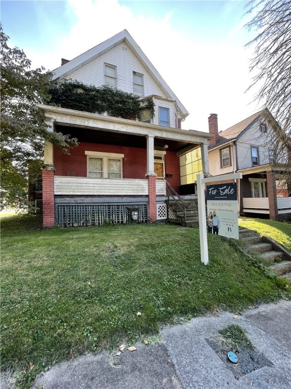 view of front facade featuring a porch and a front lawn