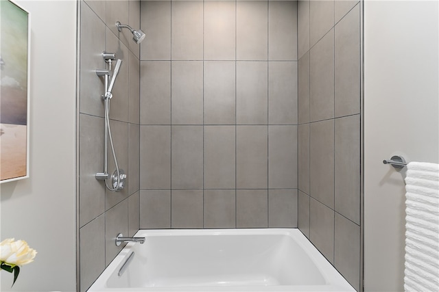 bathroom with tiled shower / bath