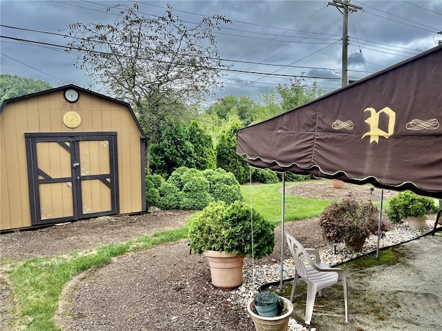 view of yard with a storage shed