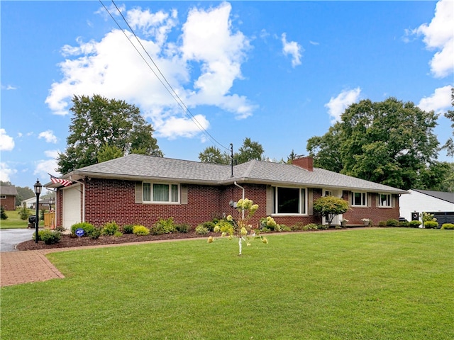 ranch-style home featuring a front lawn