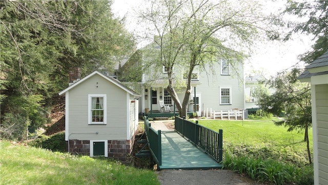 view of front of house featuring a front yard