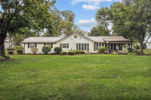 single story home with a front lawn