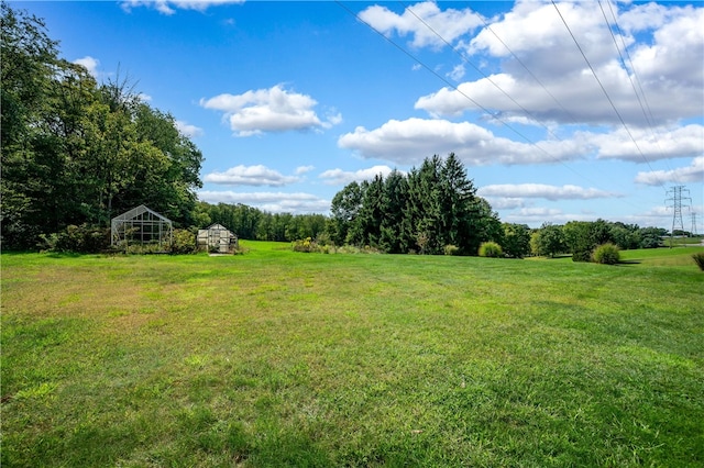 view of yard with an outbuilding