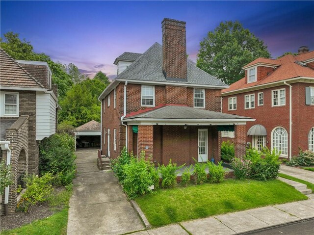 view of front of house featuring a yard