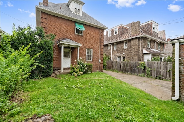 view of front of property with a front lawn