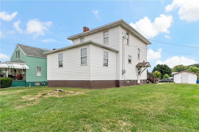 back of house featuring a lawn