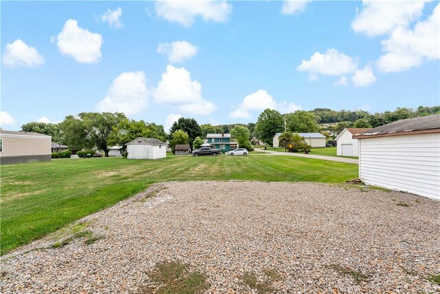 view of yard featuring a storage shed