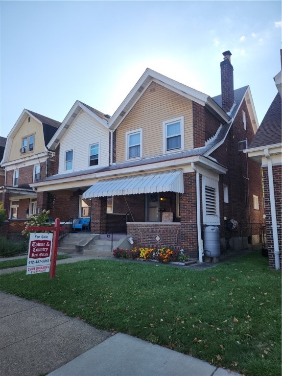 view of front of house featuring a front yard