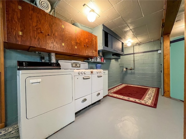 washroom featuring washing machine and dryer and cabinets