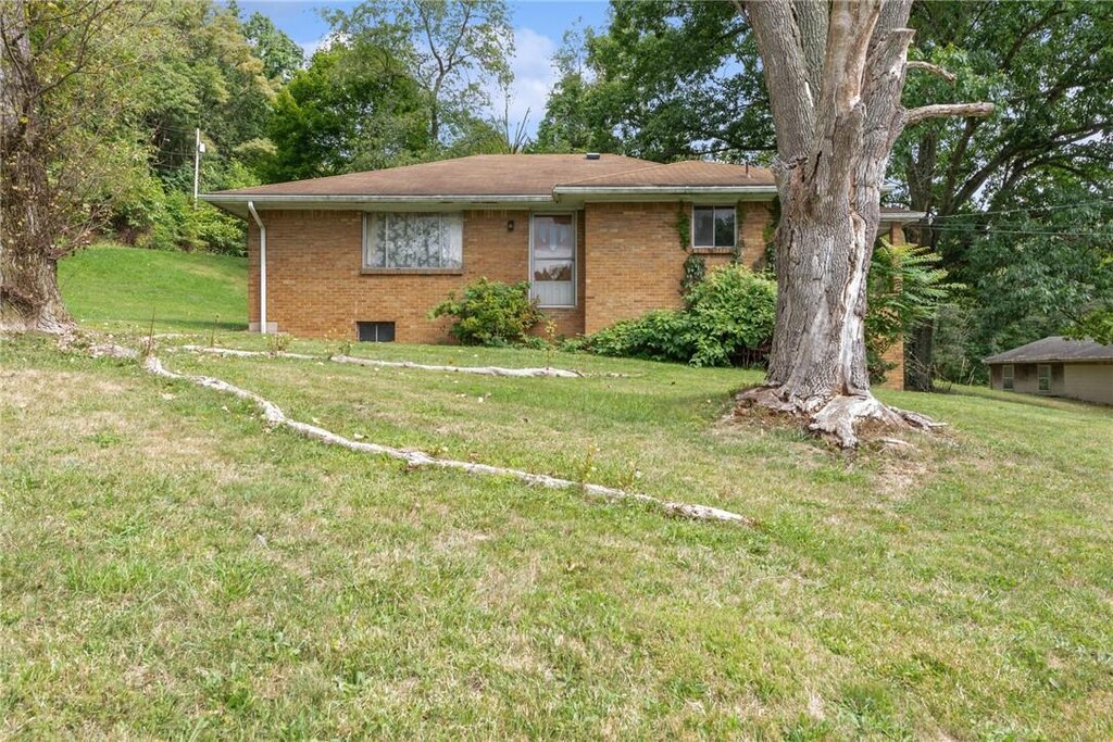 single story home with a front lawn