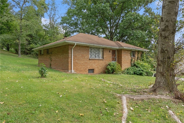 view of front of home featuring a front lawn