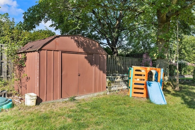 view of outdoor structure with a yard