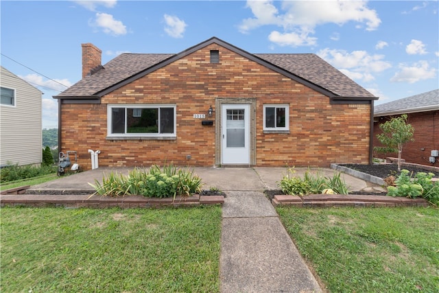 view of front facade with a front lawn