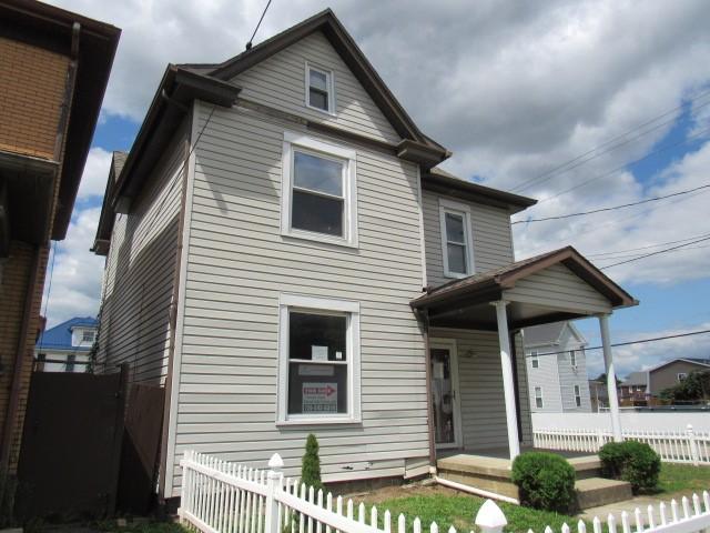 view of front of home featuring a fenced front yard