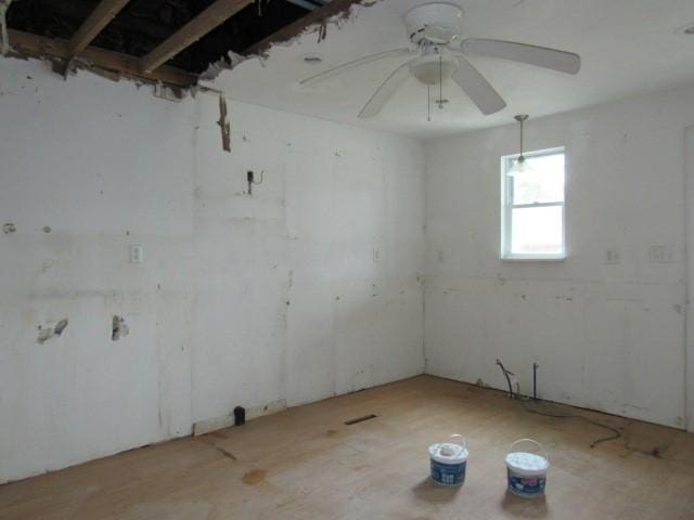 unfurnished room featuring ceiling fan