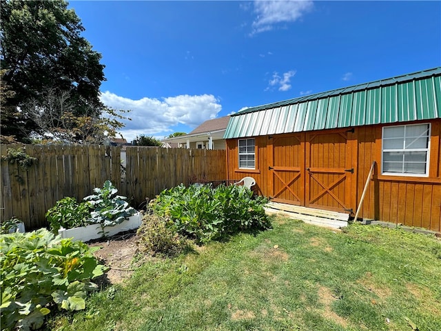 view of yard with a storage shed