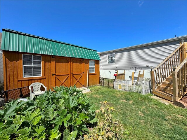 view of yard featuring an outdoor structure