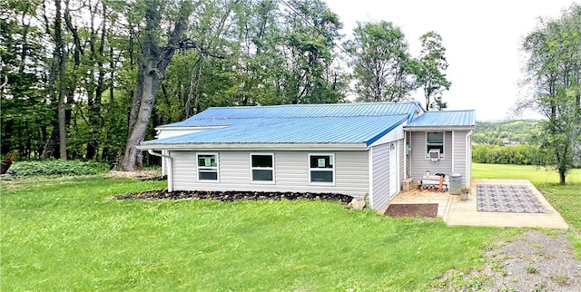 view of front of house with a front lawn