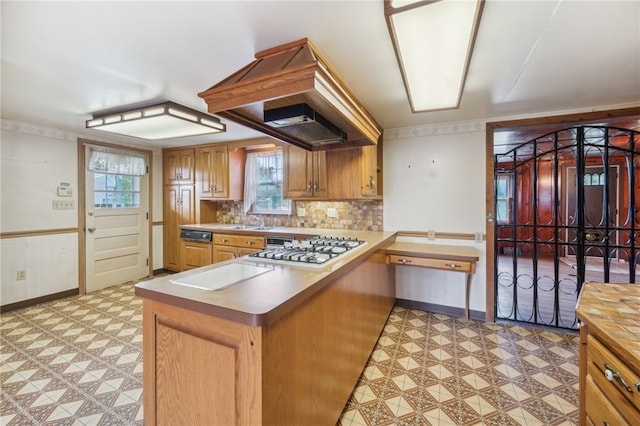 kitchen with decorative backsplash, white stovetop, kitchen peninsula, and stainless steel gas cooktop