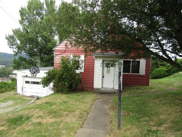 view of front of property with a front yard