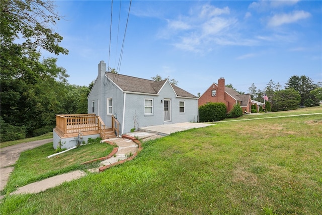 back of house featuring a lawn