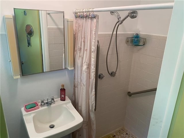 bathroom featuring sink and a shower with shower curtain