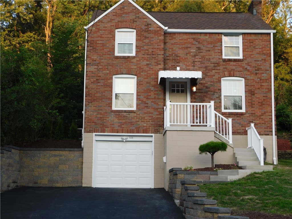 view of front of property featuring a garage