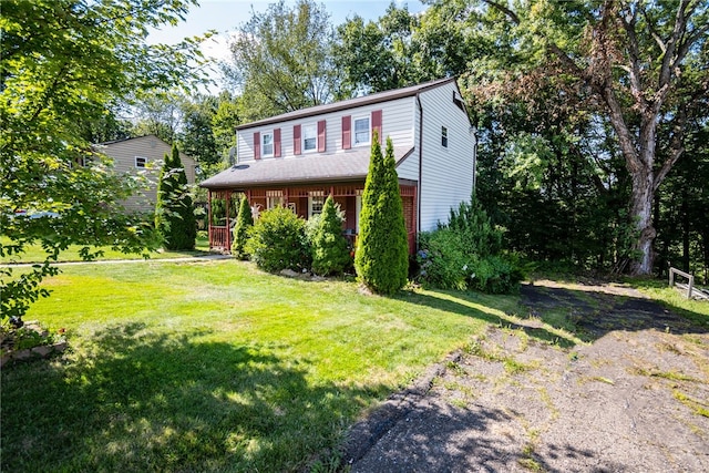 view of front facade featuring a front lawn