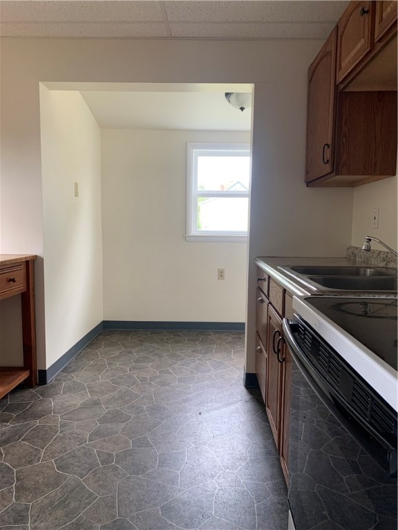 kitchen with sink, a paneled ceiling, and range