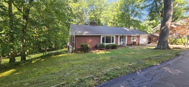 ranch-style home featuring a front lawn