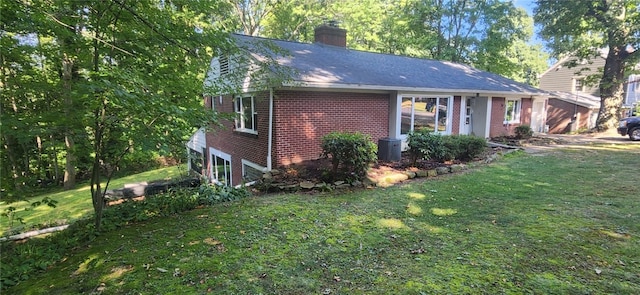 view of front of home featuring a front yard