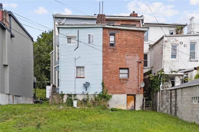 back of house featuring a lawn