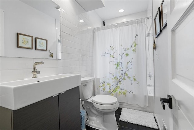 3943 Perrysville Ave, Observatory Hill, PA 15214 - full bath featuring vanity, tile walls, toilet, and shower / bath combo with shower curtain