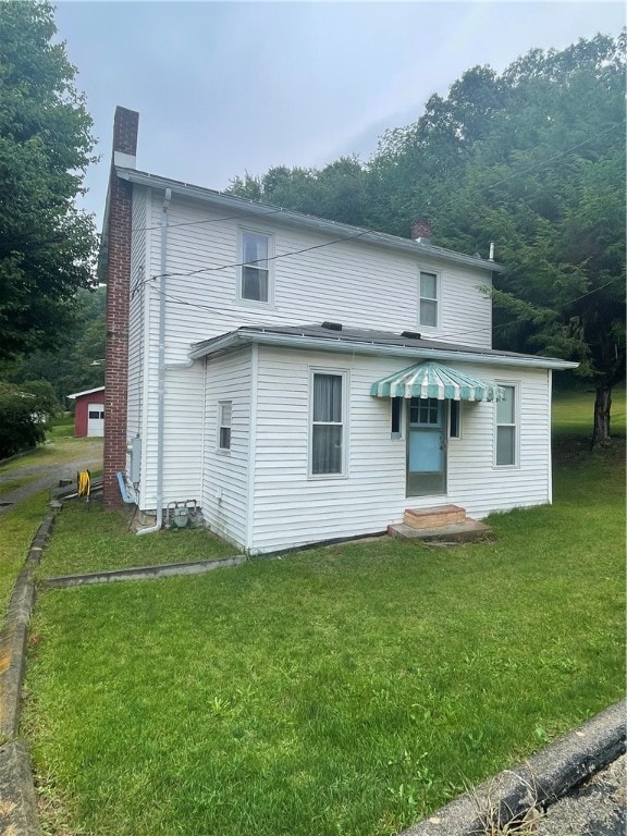 view of front of house with a front lawn