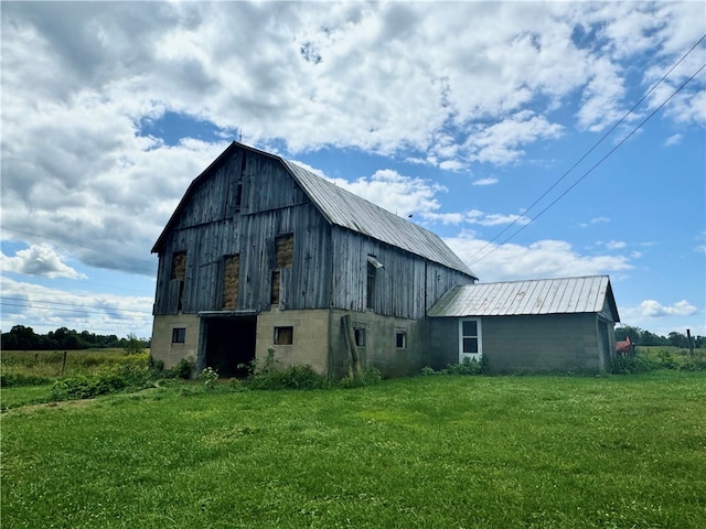 view of side of property featuring a yard