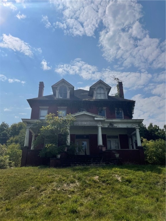 view of front facade with a front lawn