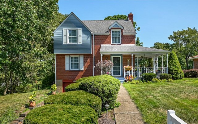 view of front of home featuring a porch and a front yard