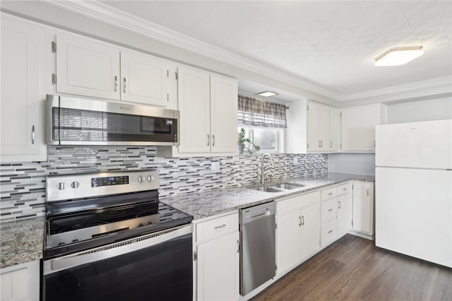 kitchen featuring appliances with stainless steel finishes, sink, dark wood-type flooring, and crown molding