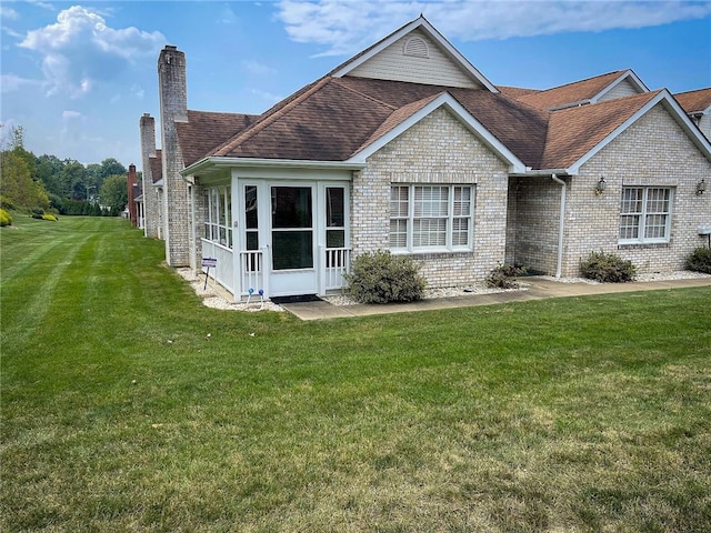 view of front of property featuring a front yard