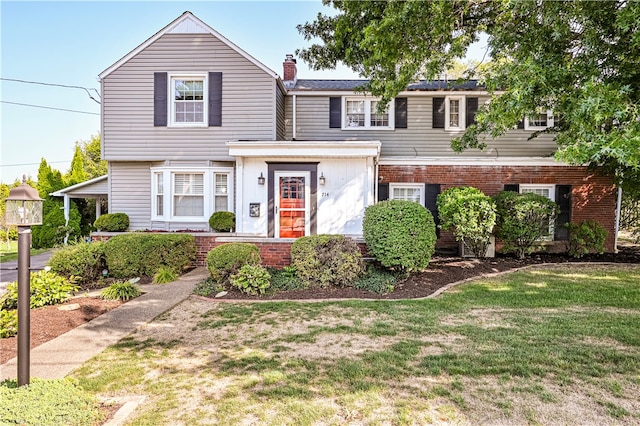 view of front of property featuring a front lawn