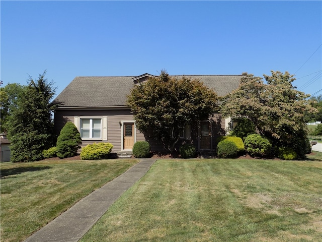 view of front facade with a front yard