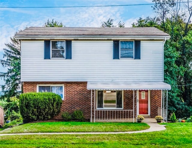 view of front of property featuring a front yard