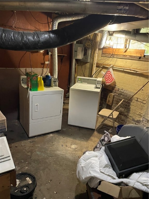 basement featuring washer and clothes dryer