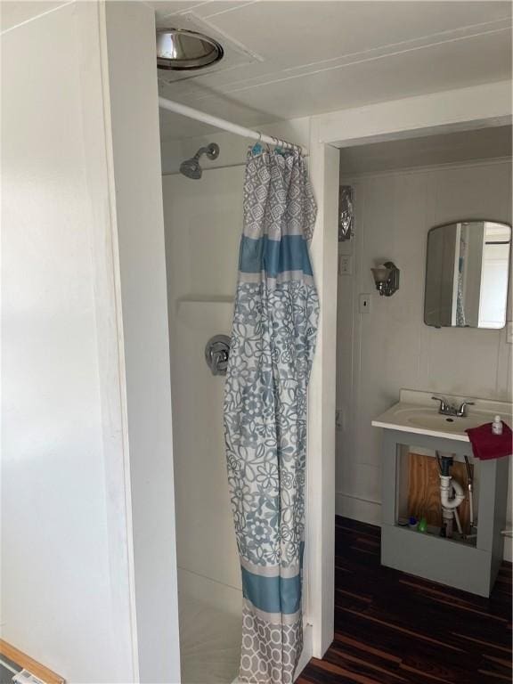 623 Beaver St, Ambridge, PA 15003 - bathroom featuring a shower with shower curtain and wood finished floors
