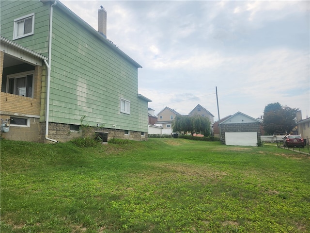 view of yard featuring an outbuilding