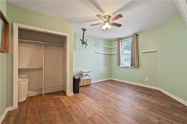 unfurnished bedroom featuring a ceiling fan, a closet, baseboards, and wood finished floors