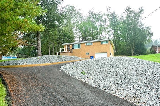 view of front facade featuring a garage